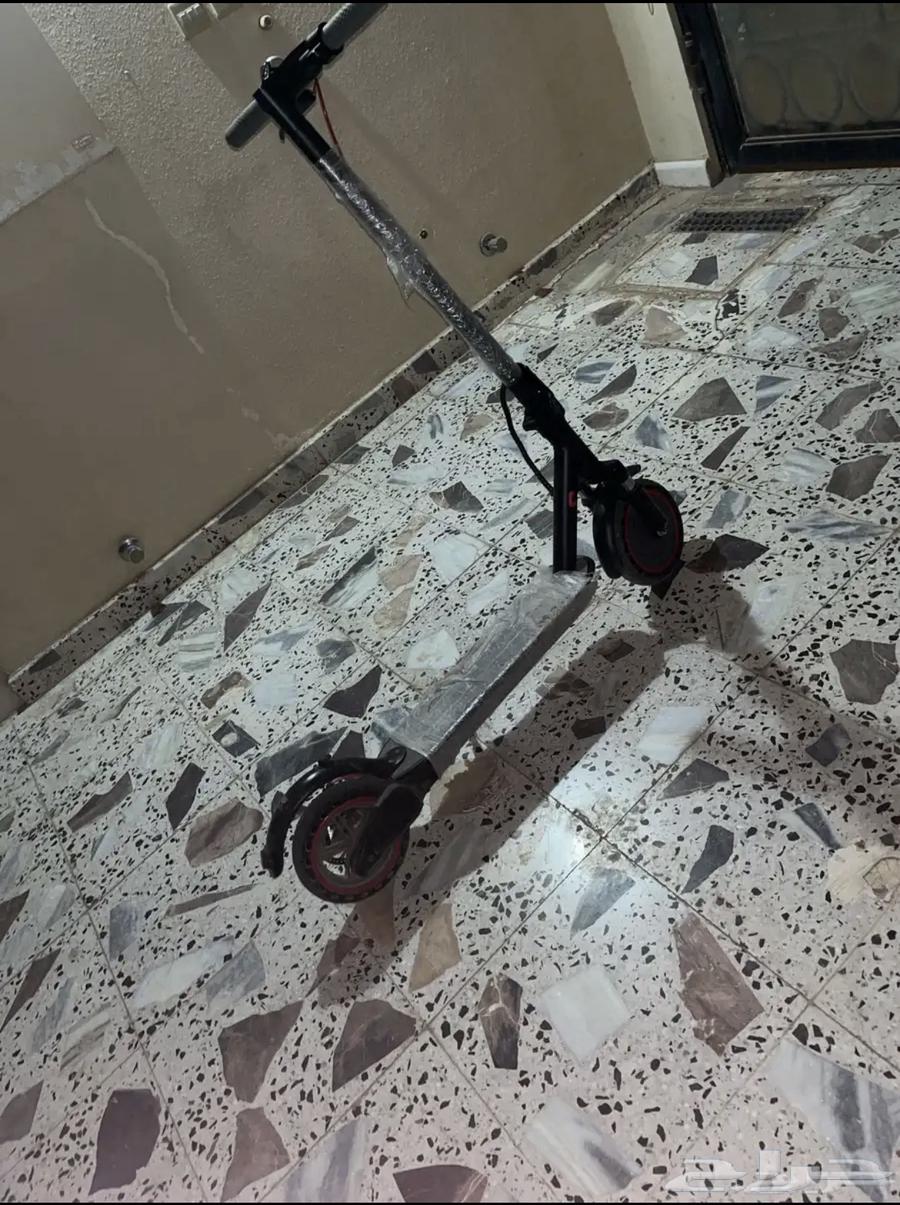 His brother's new scooter has front and rear suspension64594960381058114