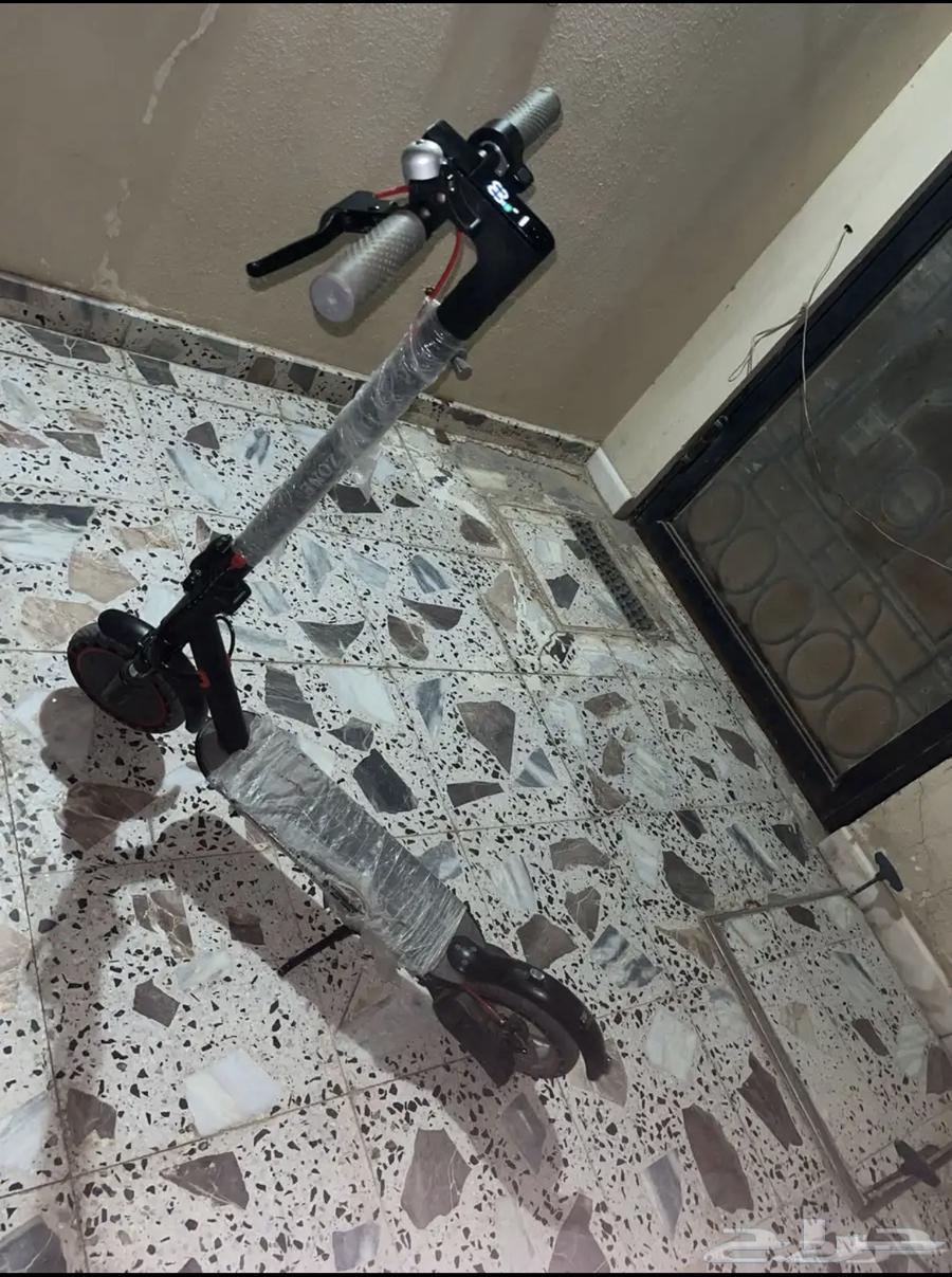 His brother's new scooter has front and rear suspension64594960381058112