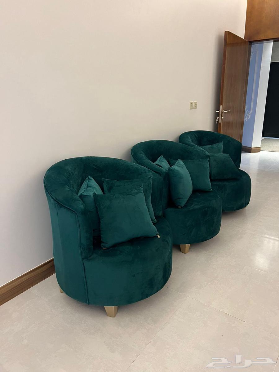 Hello, there is a clean new single sofa for three people64589017894914111