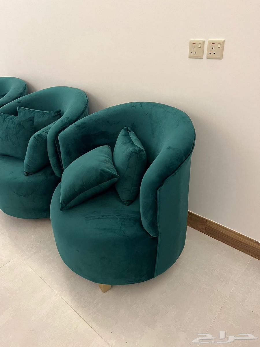 Hello, there is a clean new single sofa for three people64589017894914112