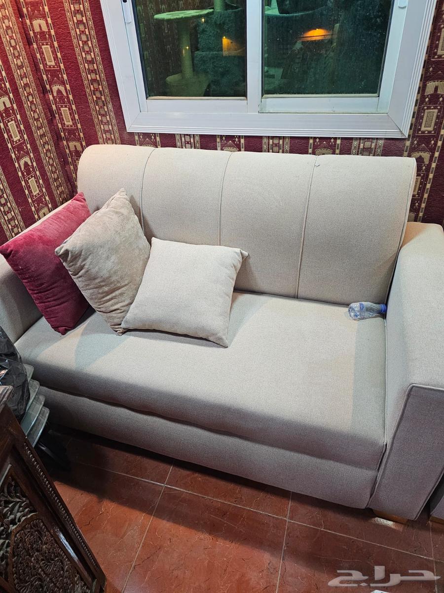 كنب بيج للبيع مع طاولة مربعة نفس القماش64589977634434112