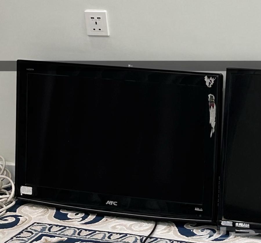 شاشة تلفزيون وطاولات مجلس64586426577154111