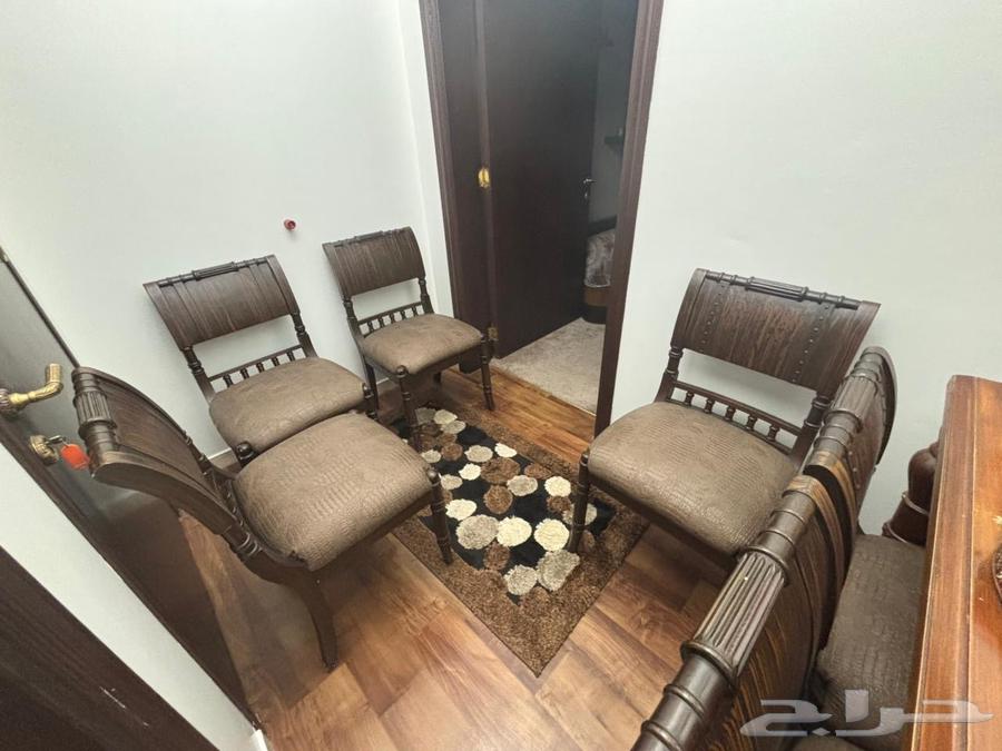 Dining table or entrance in a large house with 6 chairs64560080730755111