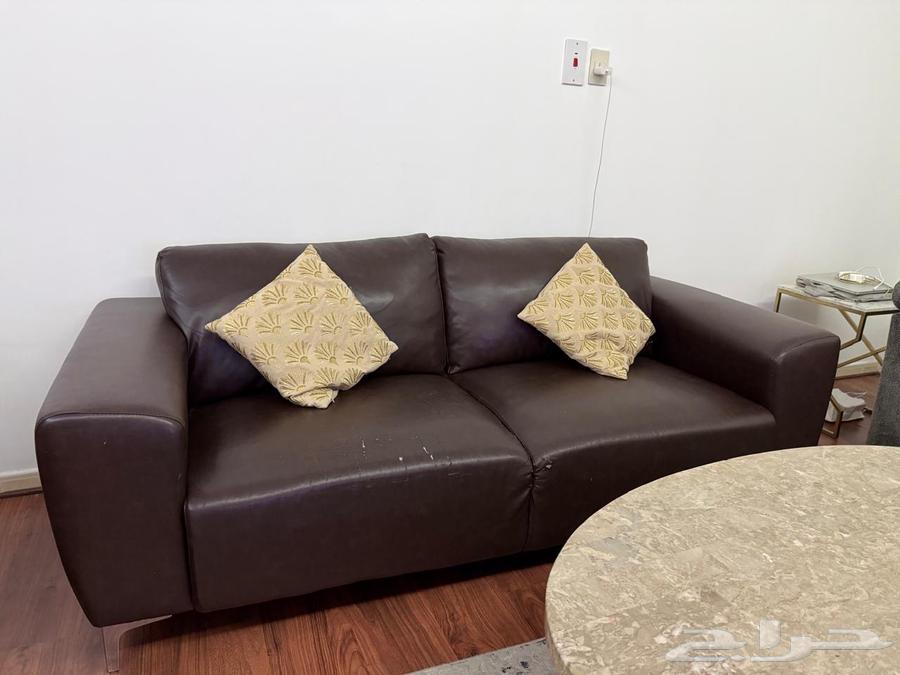 going on exit- 3Seater Leather Sofa Very Good Condition64591779862915111