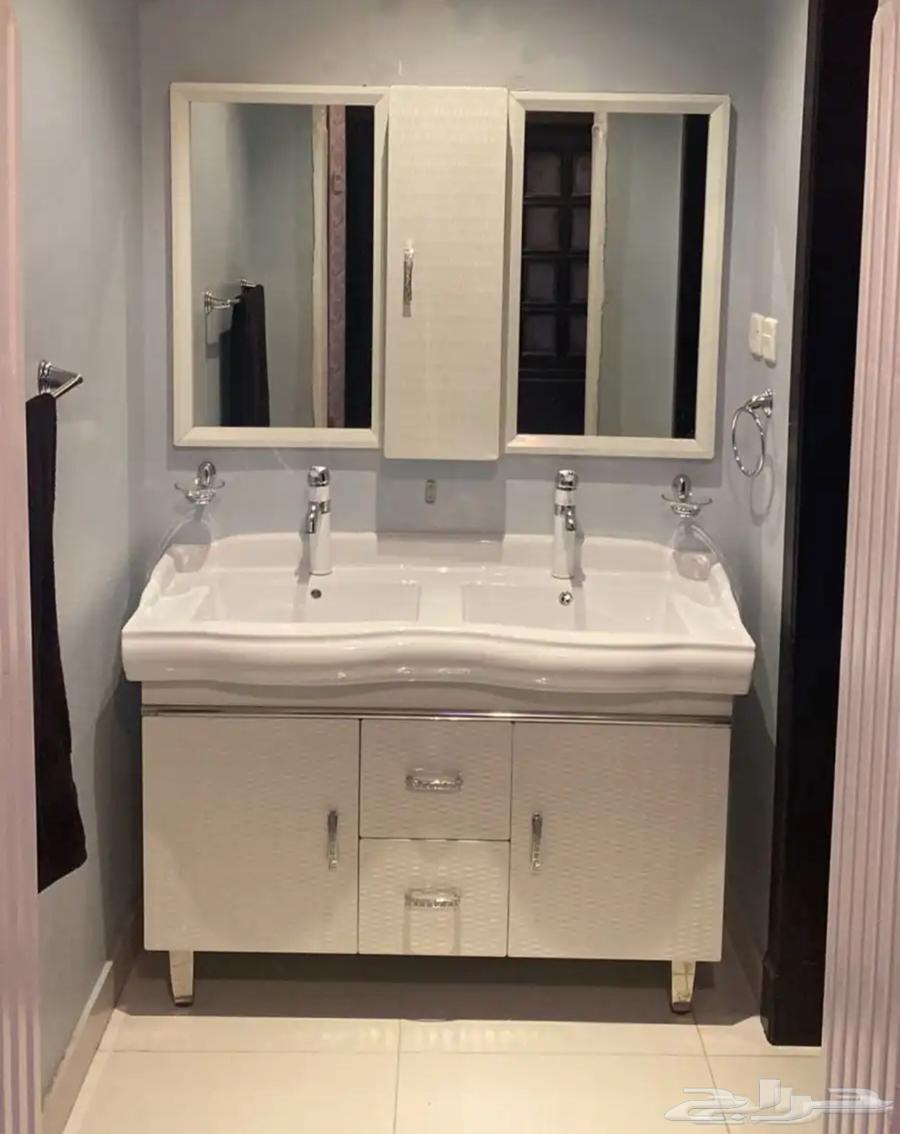 مغسلة بحالة ممتازة حوضين64590582011011111