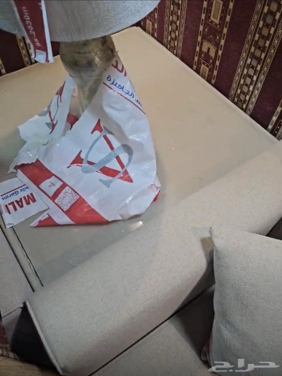 كنب بيج للبيع مع طاولة مربعة نفس القماش64589977634434111