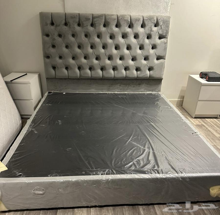 سرير فاخر بتصميم مودرن مع ظهر مبطن مخملي باللون الرمادي64595709441409110