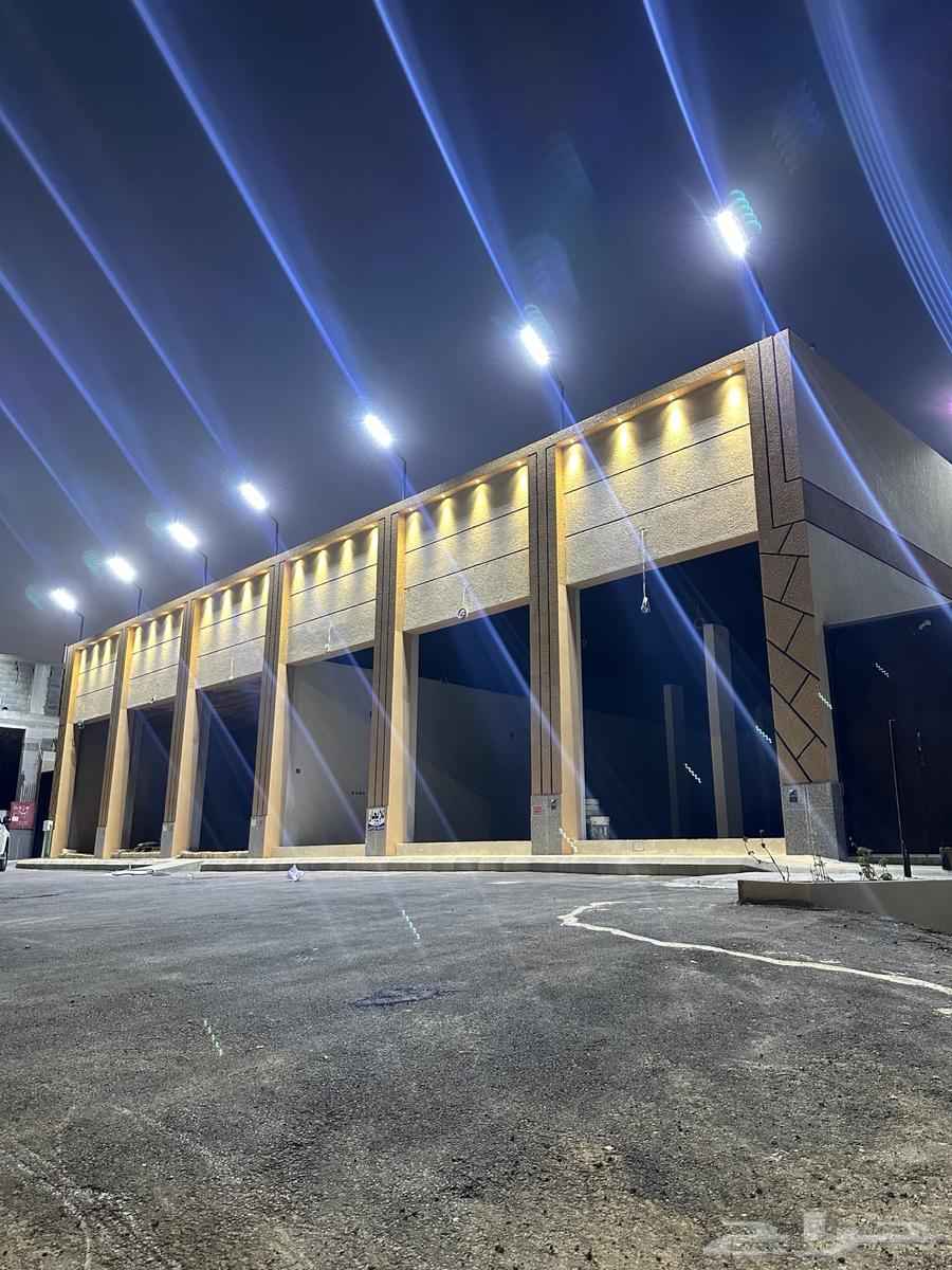 A commercial-residential building consisting of 6 showrooms with a south-facing suite64146504478338112
