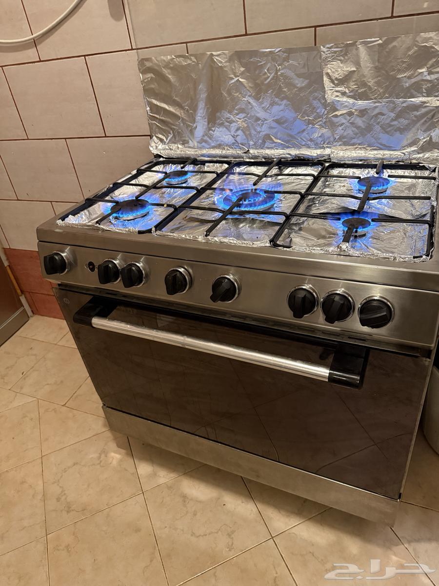 فرن غاز كامل شغال كل شي فيه باب الفرن قليل ماقفل بالكامل64592696888961110