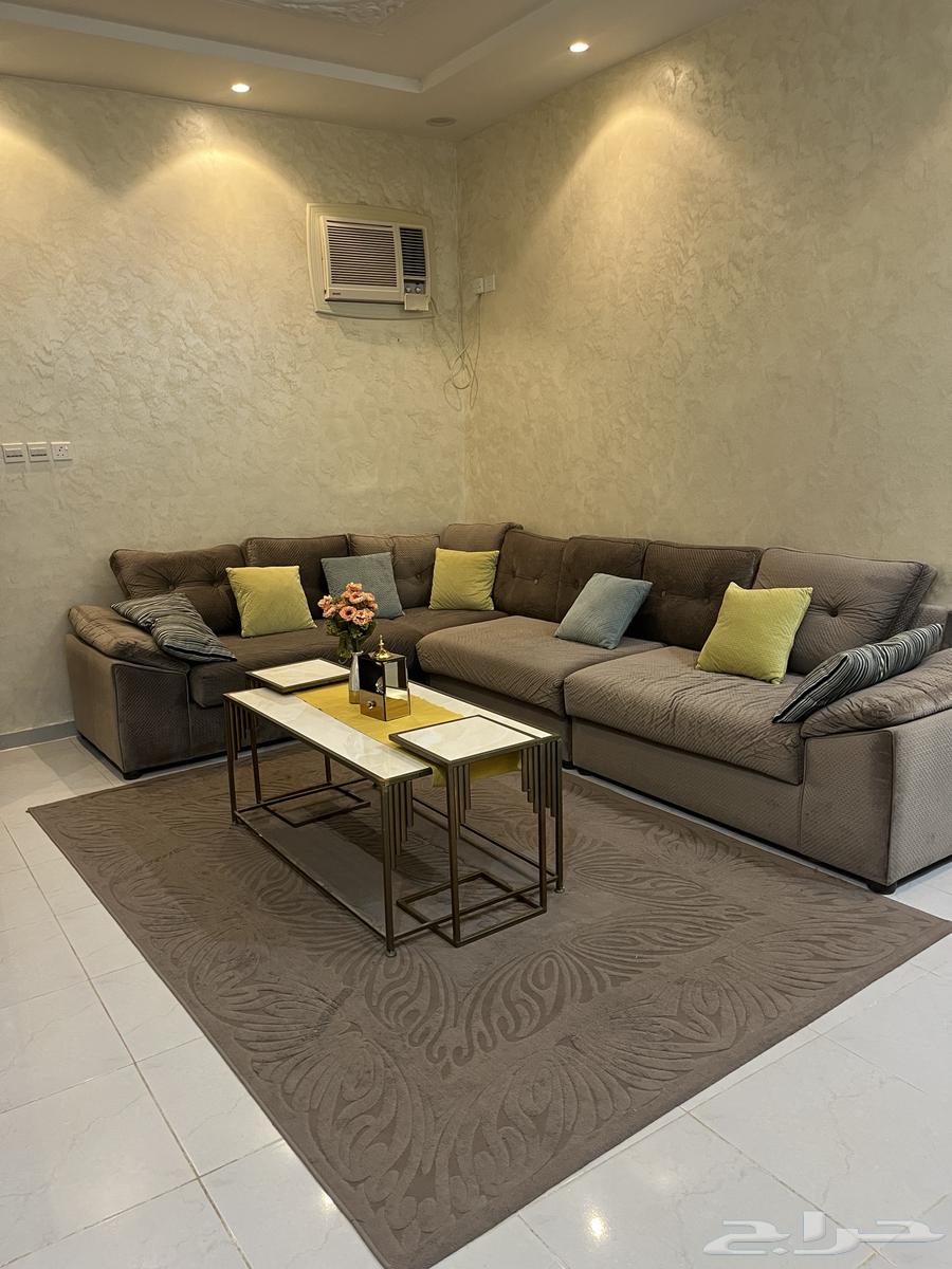 كنب حرف L مع السجاد والطاولات شبه الجديد استعمال خفيف64595808838915110