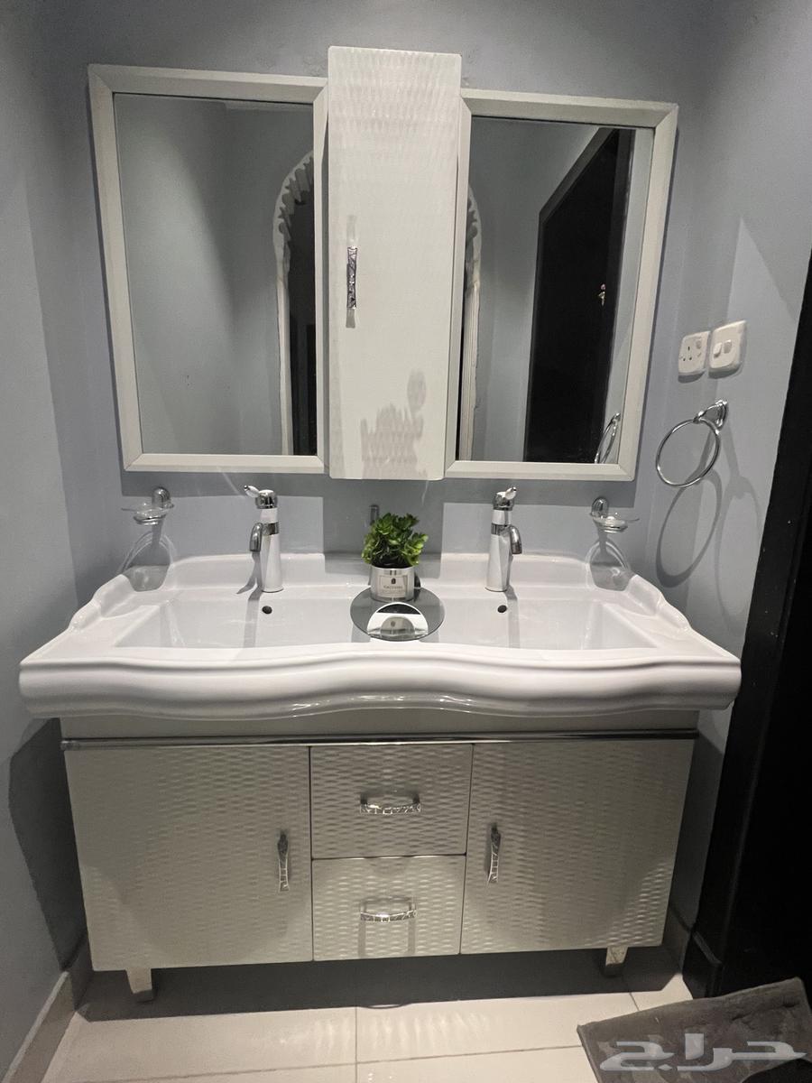 مغسلة بحالة ممتازة حوضين64590582011011110