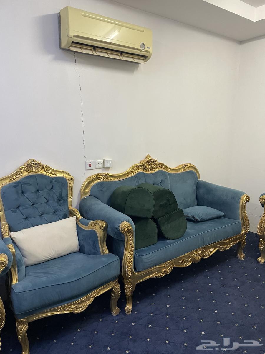 Sofa and table64589154052482112