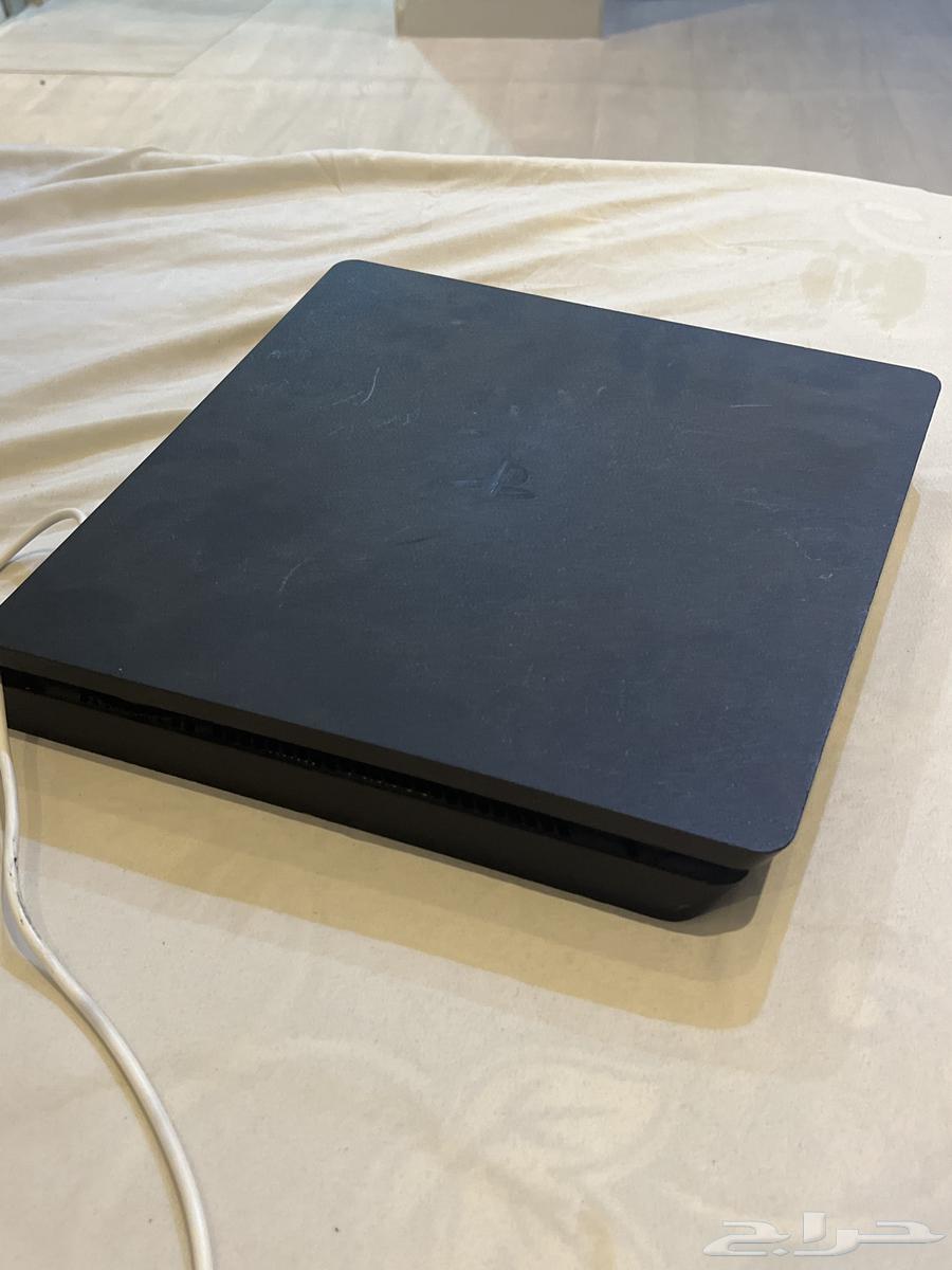 سوني فور4 سلم للبيع له معي ثلاث سنوات كرتونه معه علئ السوم64596464996225114