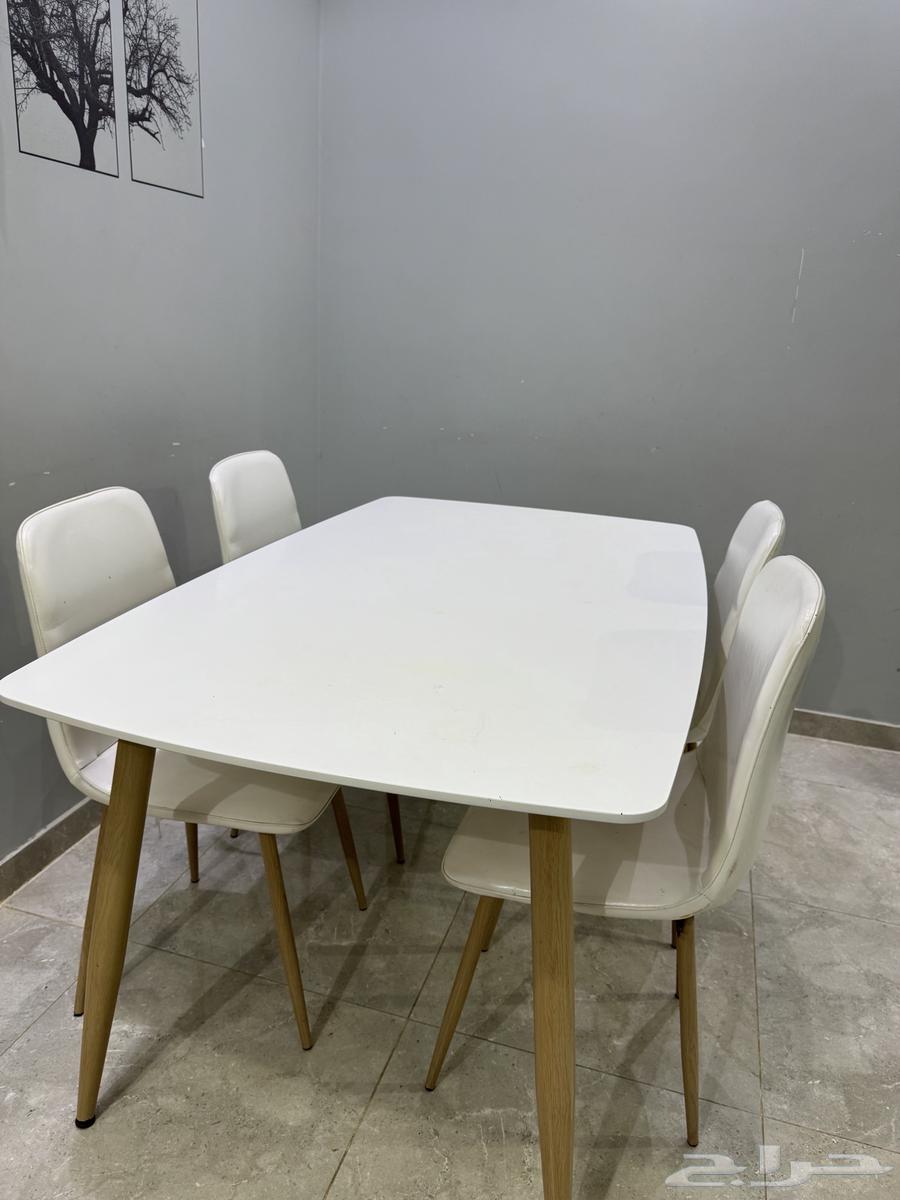طاولة طعام شبه جديد64589700699011110
