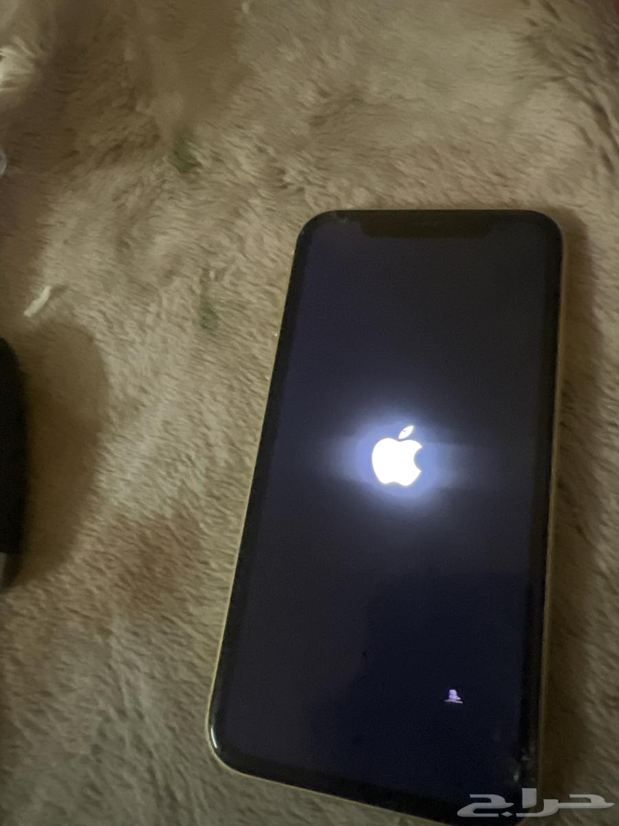 iPhone 11 yellow with broken screen64593607695235110