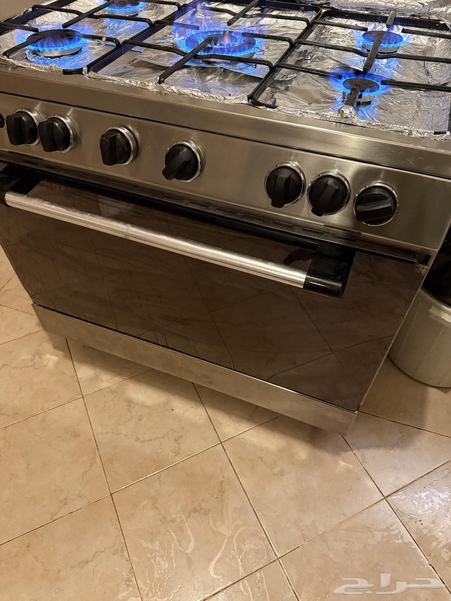 فرن غاز كامل شغال كل شي فيه باب الفرن قليل ماقفل بالكامل64592696888961111