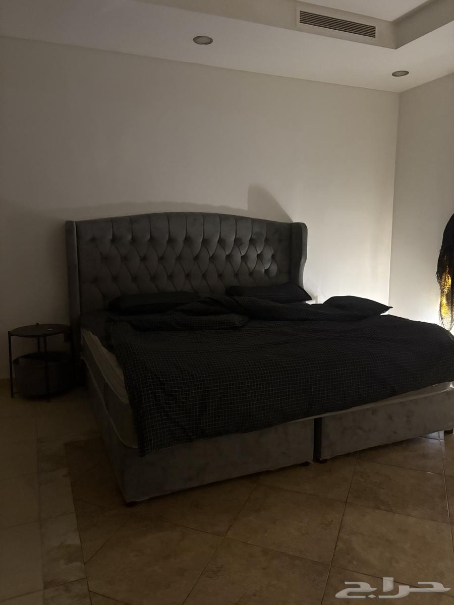 سرير كنق شامواه مع تسريحه ومرايتها وانوارها وكومدينات 150064596501679619111