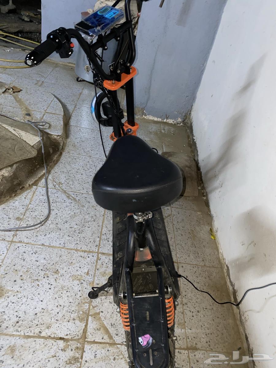 His brother's new scooter, almost a week old, dual dynamo64589450876673111
