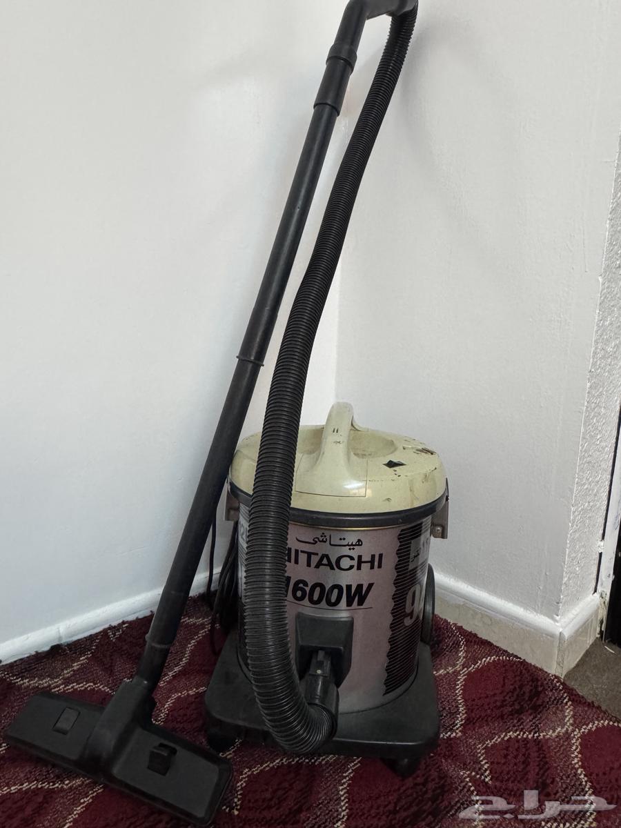 مكنسة الكهربائية هيتاشي شغال نظيف بس في شوي بقعة ف غطة64593023281923110