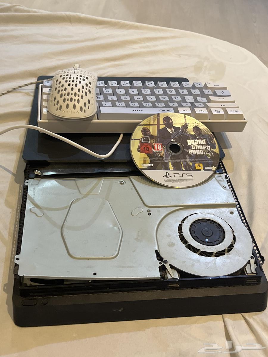 سوني فور4 سلم للبيع له معي ثلاث سنوات كرتونه معه علئ السوم64596464996225110