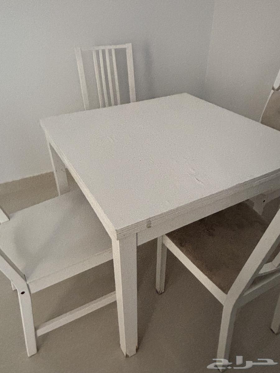 An IKEA table that opens with the sides becomes large with four chairs64448129691009111