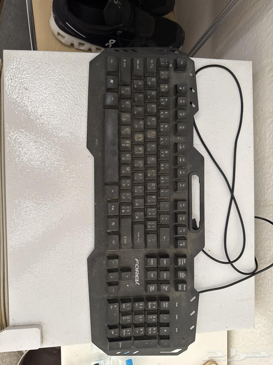 كيبورد شغال مية بالمية فيه ليد RGB وفيه مكان تحط فيه الجوال64592672937731110