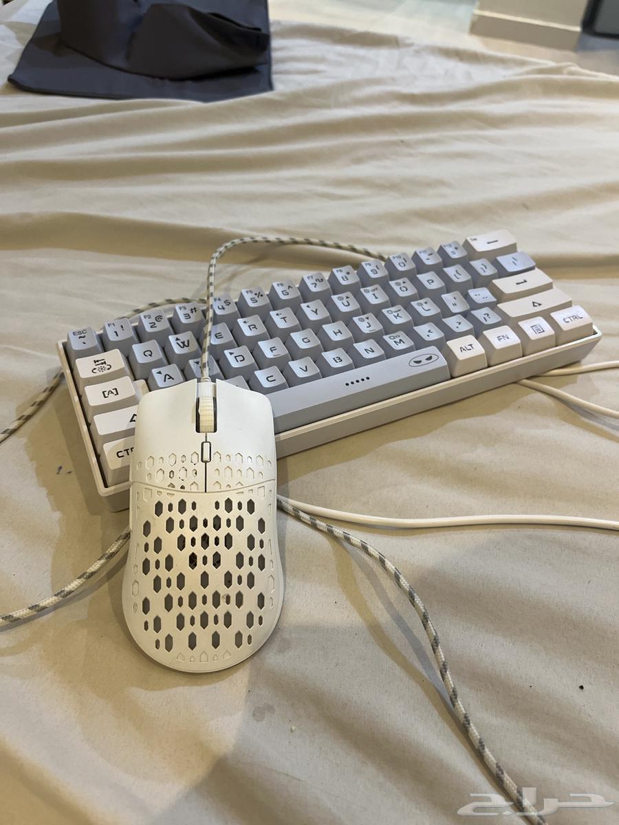 سوني فور4 سلم للبيع له معي ثلاث سنوات كرتونه معه علئ السوم64596464996225111