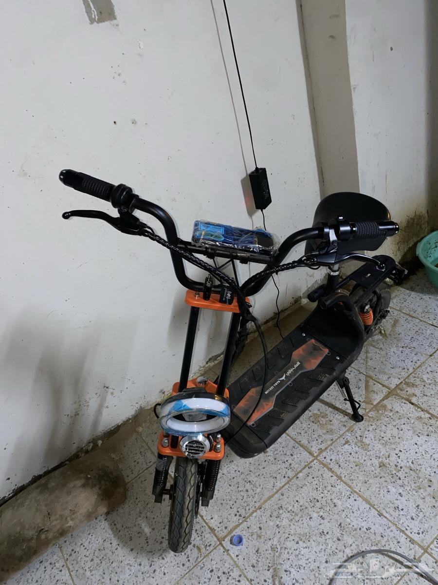 His brother's new scooter, almost a week old, dual dynamo64589450876673112