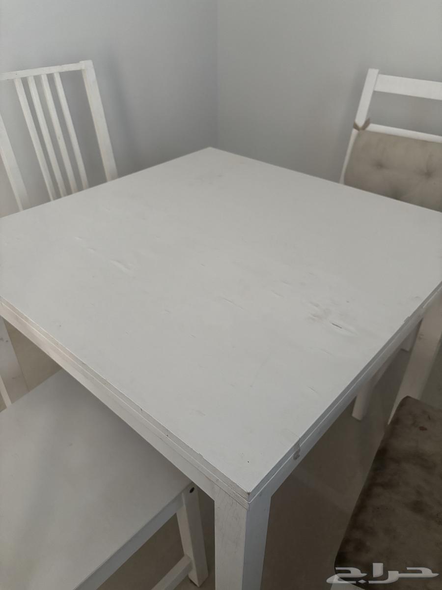 An IKEA table that opens with the sides becomes large with four chairs64448129691009112