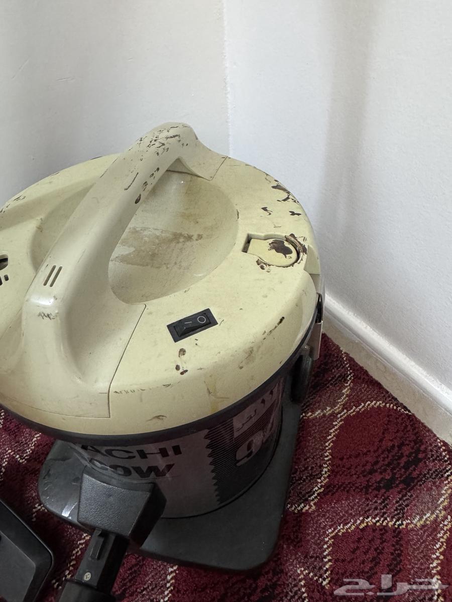 مكنسة الكهربائية هيتاشي شغال نظيف بس في شوي بقعة ف غطة64593023281923112