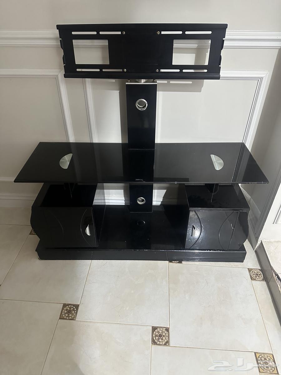 Glass table with screen mount64590014812418110