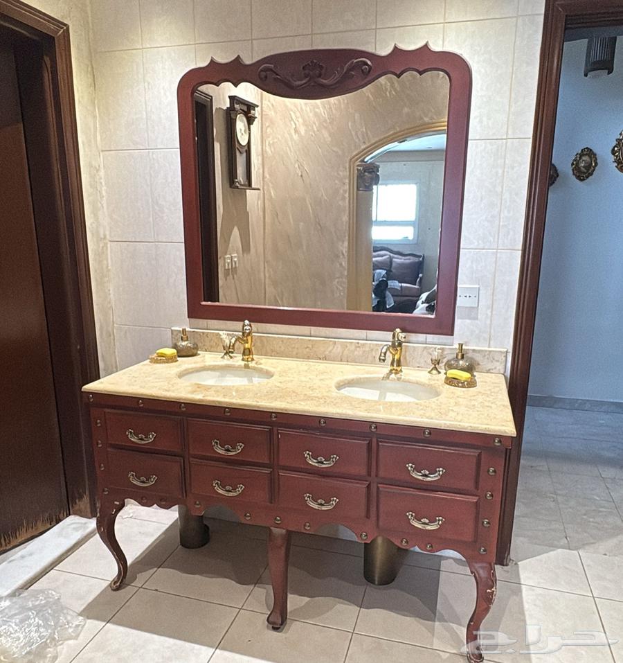 مغسلة خشب كلاسيك فخمه جدا  ونظيفه مع رخامها ومرايه للبيع64588482546690110