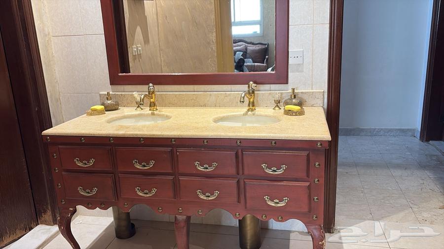 مغسلة خشب كلاسيك فخمه جدا  ونظيفه مع رخامها ومرايه للبيع64588482546690112