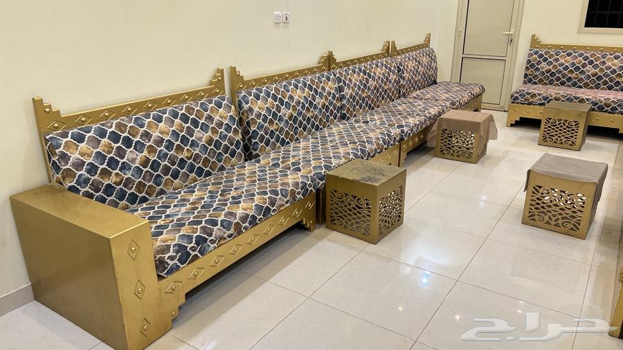 Sofa in very good condition, comes with four tables in good condition but needs spraying64589191410691110