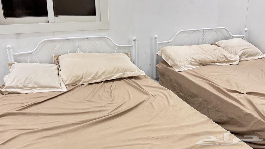 Two excellent double beds with no defects, including mattresses64588273378945113