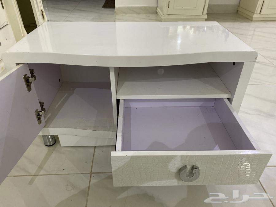 طاولات تلفاز جيدة جدا للبيع64589767832449111