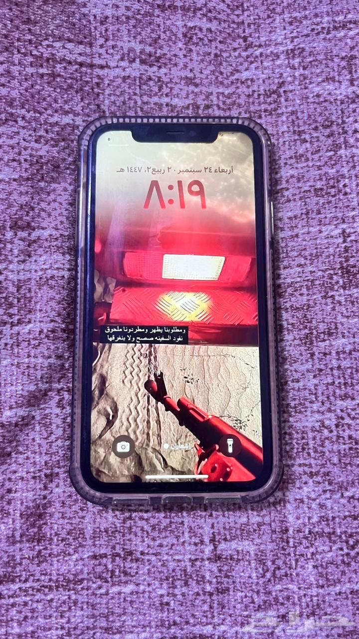 iPhone 11 or Samsung, the one with a defect in the charging port only works64592153832578111