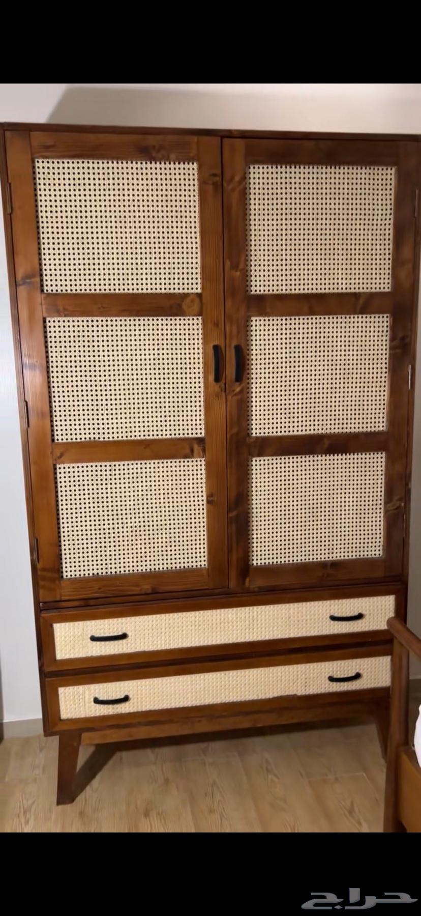 دولاب ملابس واسع يكفي لشخص64592117930243110