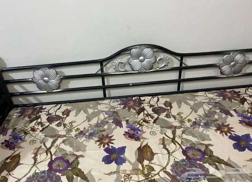 كراسي حديد نفر سليمه من الكسرو العدد خمسه مع اربع طاولات64593607631361114