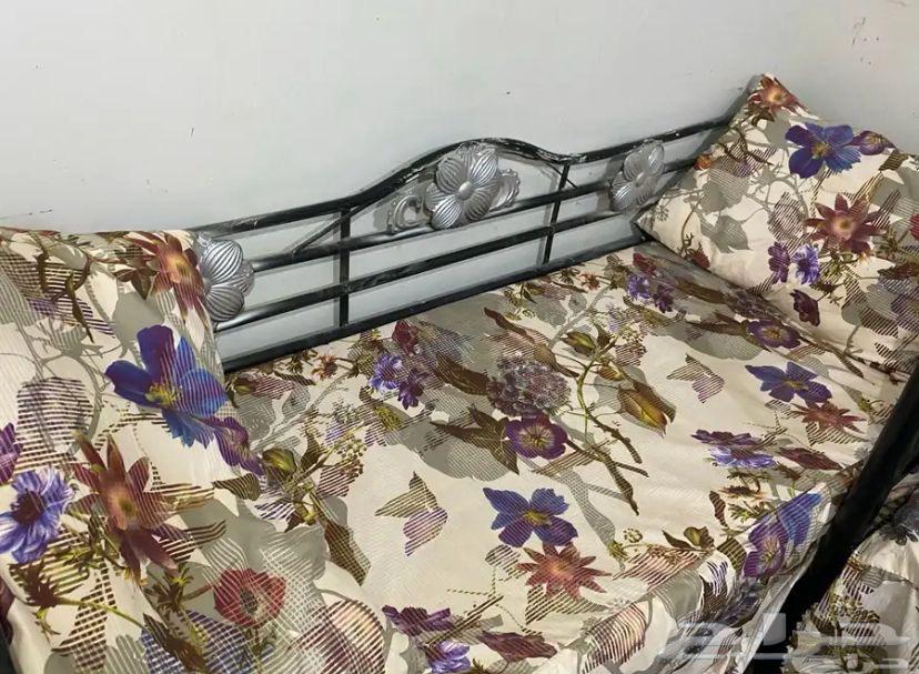 كراسي حديد نفر سليمه من الكسرو العدد خمسه مع اربع طاولات64593607631361110