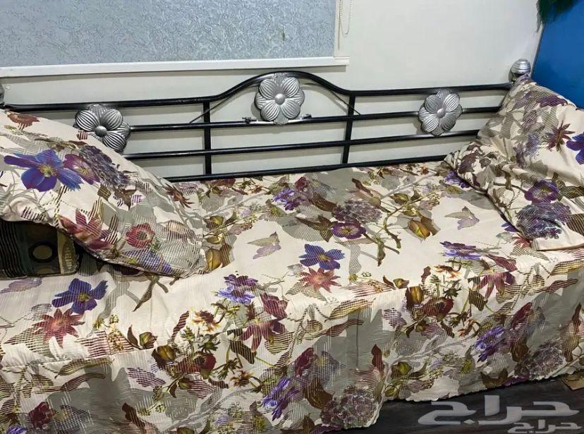 كراسي حديد نفر سليمه من الكسرو العدد خمسه مع اربع طاولات64593607631361111