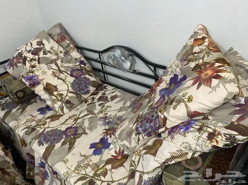 كراسي حديد نفر سليمه من الكسرو العدد خمسه مع اربع طاولات64593607631361112