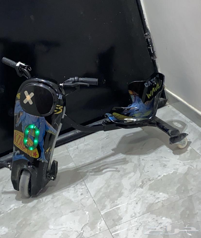 سكوتر لون اسود ديناصور64588806511746112