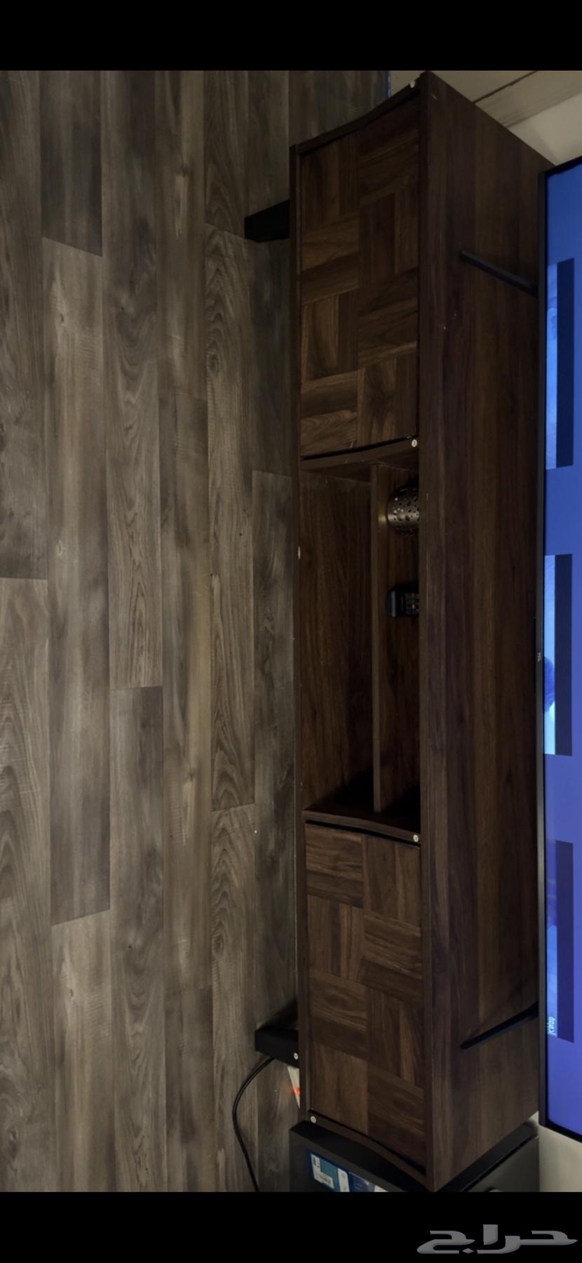 طاولة تلفزيون و تلفزيون سامسونج Full HD64595205887234112