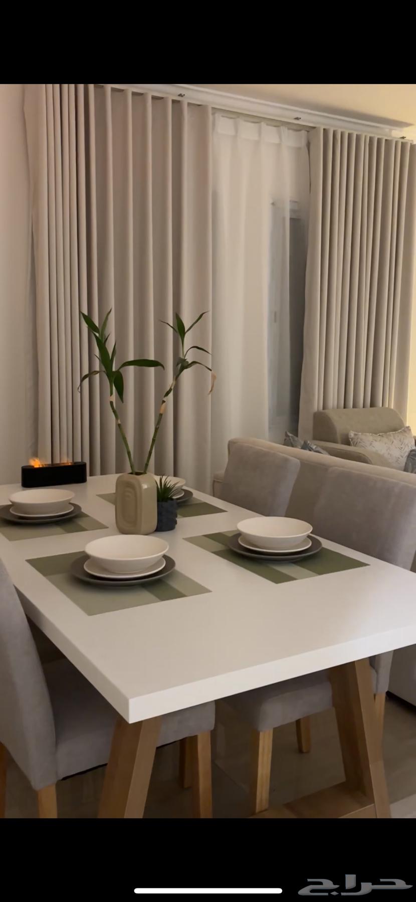 طاوله طعام جديده سبب البيع الحجم كبير على الصالة64591598567171110