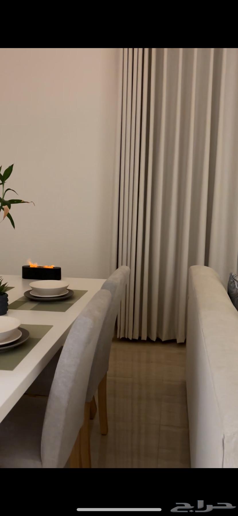 طاوله طعام جديده سبب البيع الحجم كبير على الصالة64591598567171111