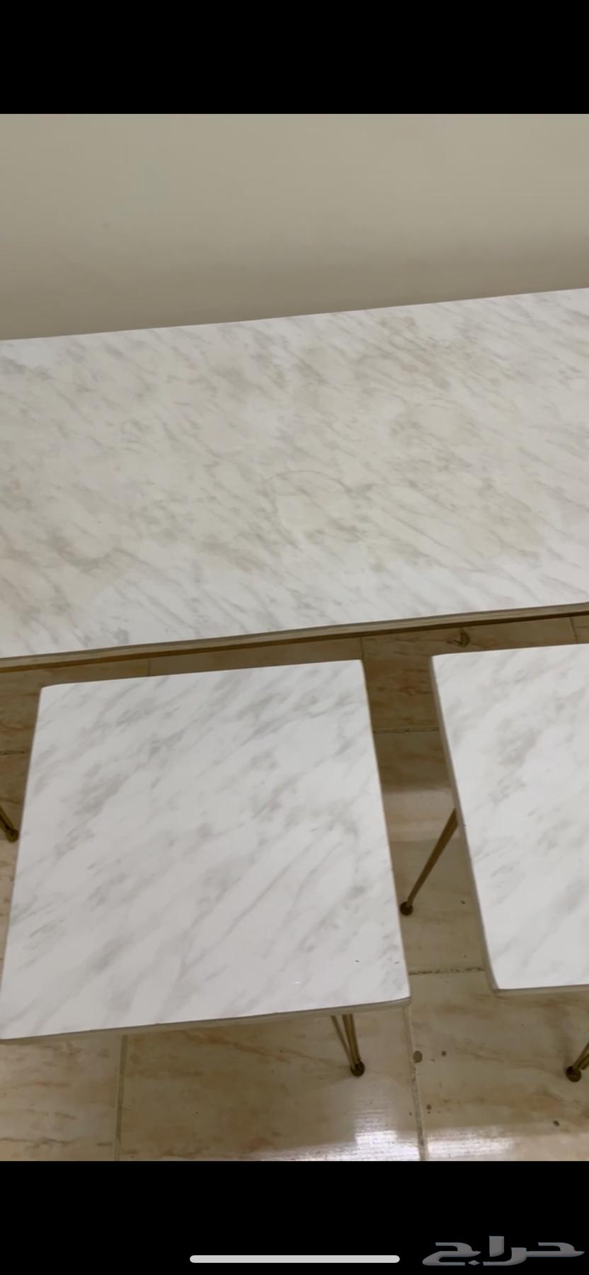 طاوله كنب معها اثنين طاولات خدمه64594023559043110