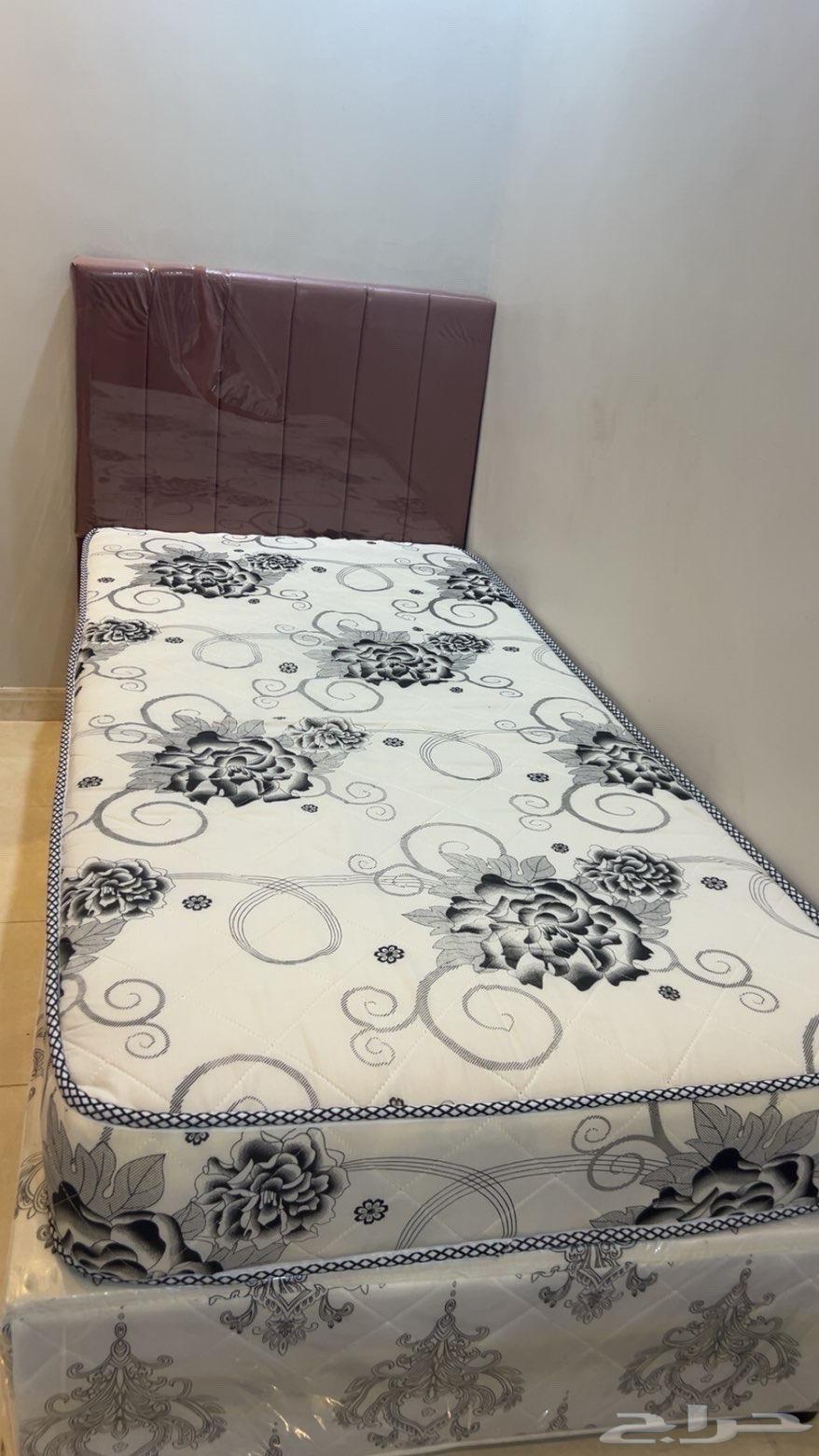 طقم جلوس للبيع طالب فيه 1800ريال وسرير نفر بي 300ريال64596538560643113