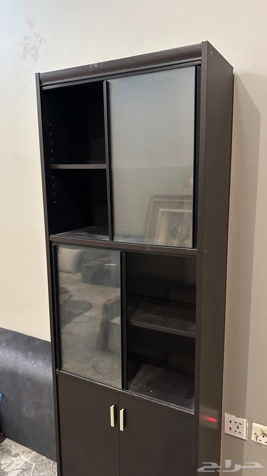 للبيع طاولة تلفزيون و دولابين ( السعر على السوم )64597458936835114