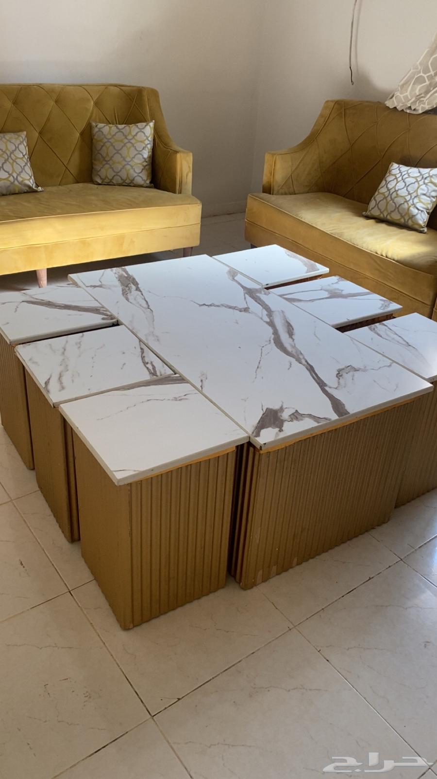 كنب من 4 قطع وطاولة ومعها 6 خدمه كلهم بالف ريال64597801827971111